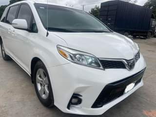 A picture of Toyota sienna 2013