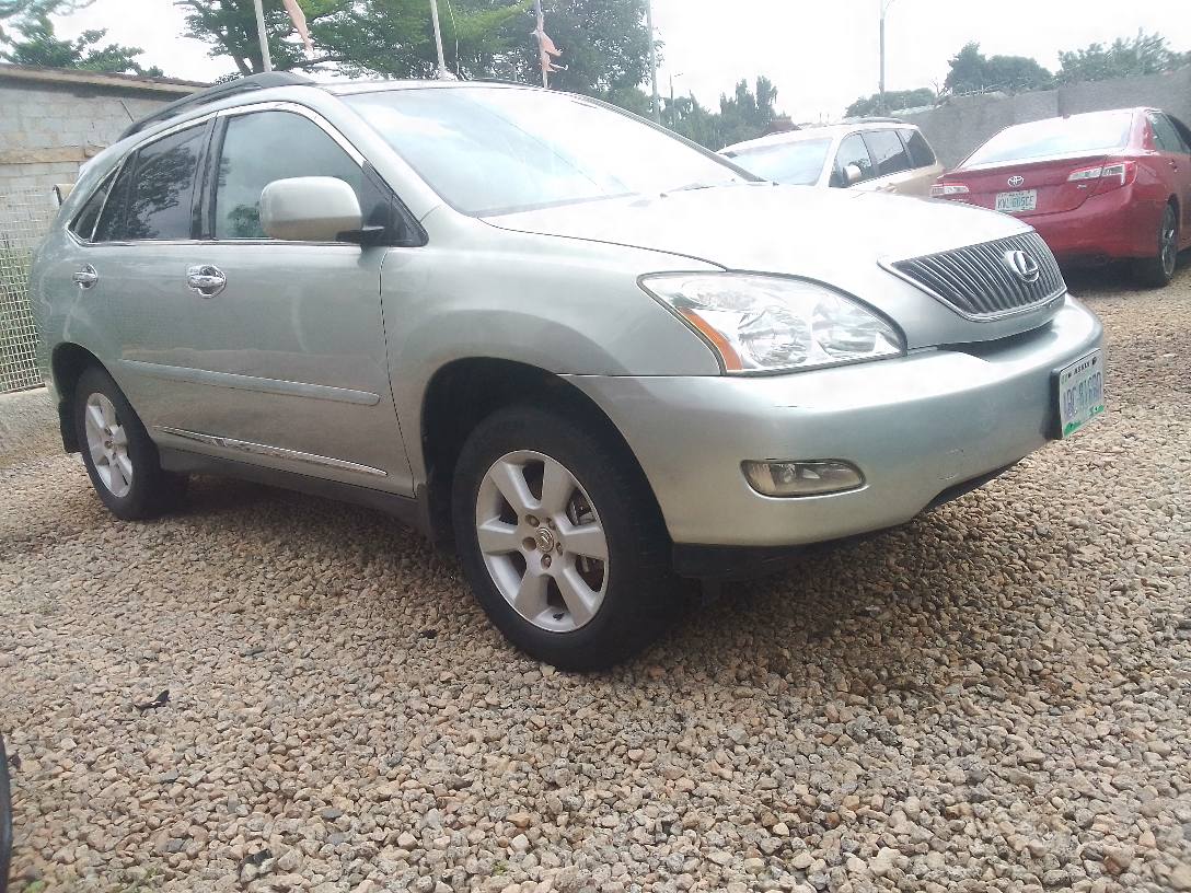 A picture of 2006 RX330 Lexus Available for 8.5 m