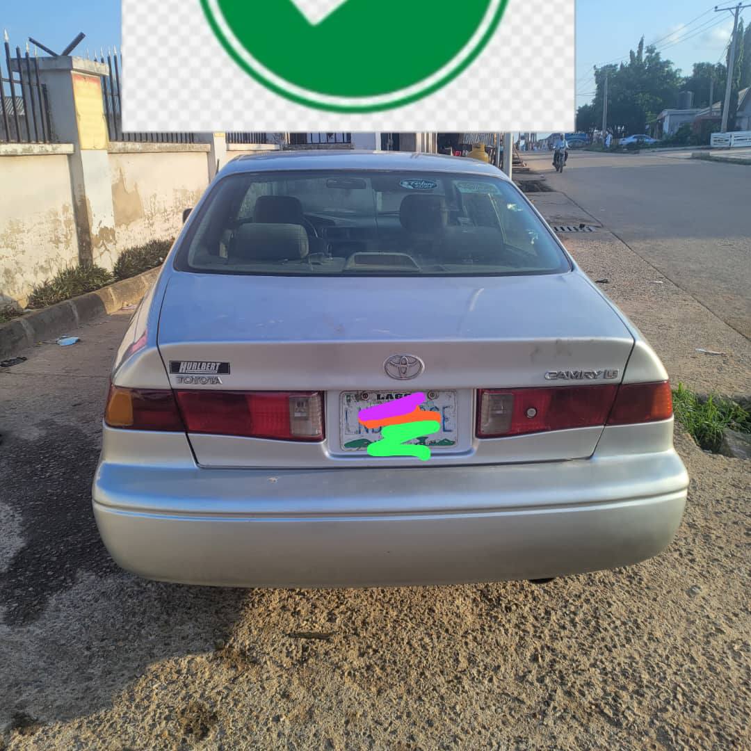 A picture of Toyota Camry fish light.