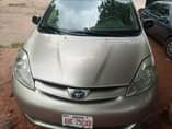 A picture of Extremely super sharp and clean Toyota sienna 06 Model untempered
