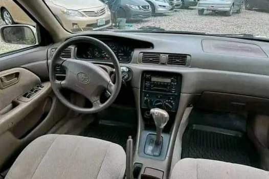A picture of 2000 Toyota Camry tiny light Good condition
