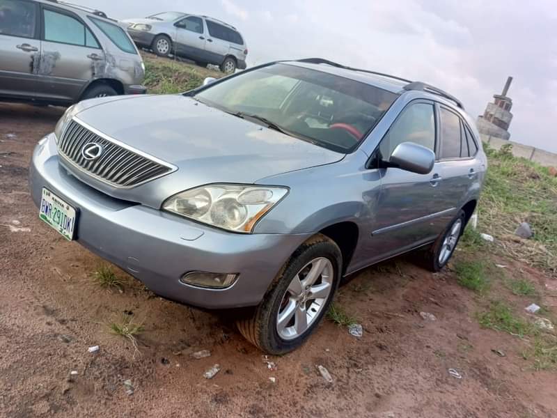 A picture of Over highest grade Lexus RX 330 Everything is intact and