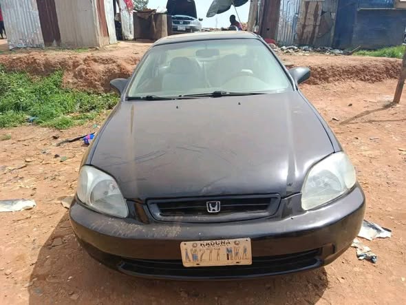 A picture of Super distres honda civic 2002 one door very clean untempered