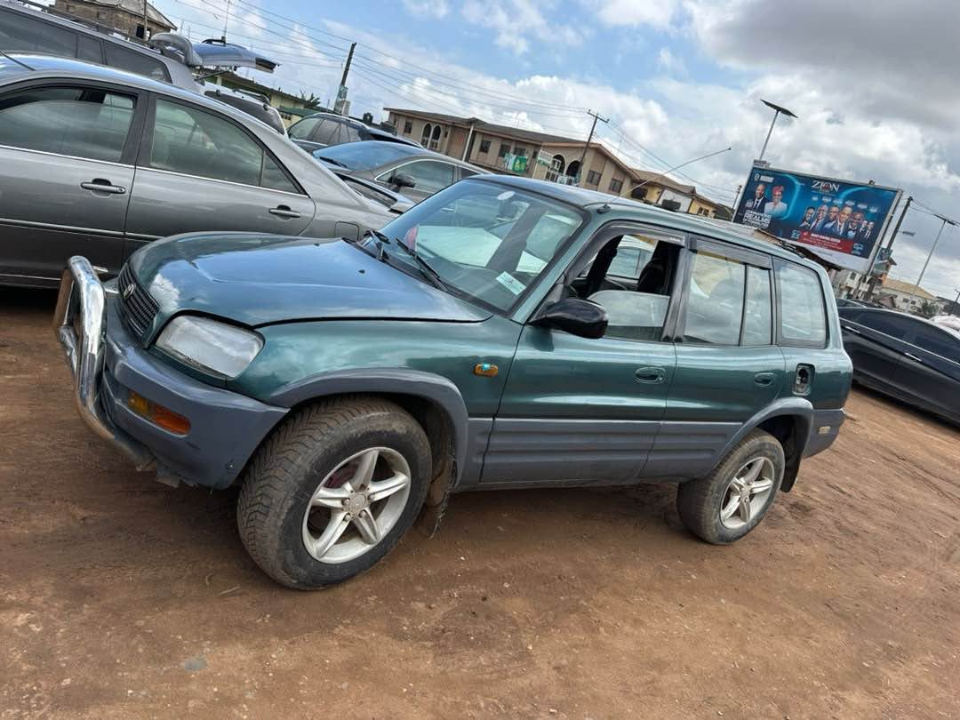 A picture of AWOOOOF DON SHELE AGAIN OOOO EXTREMELY SHARP AND CLEAN USED