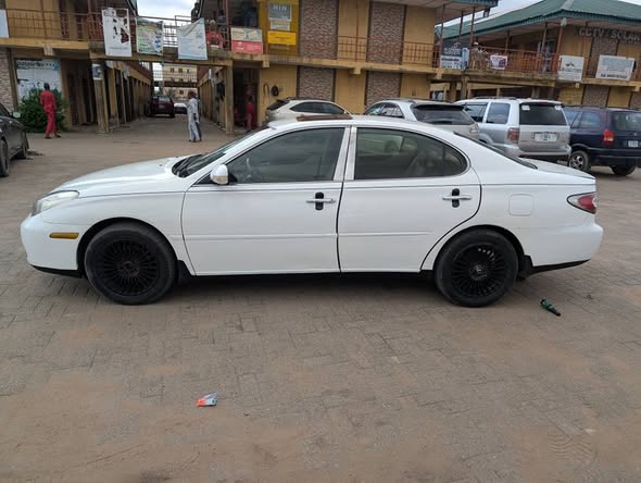 A picture of Lexus ES330