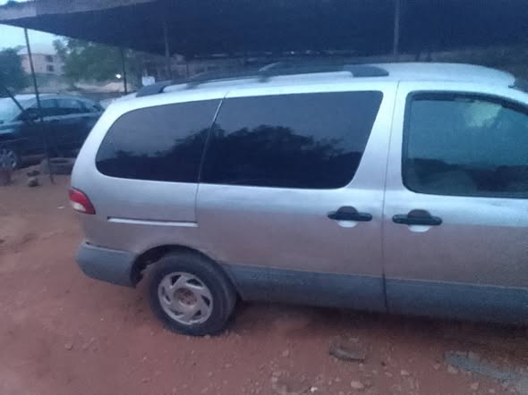A picture of First body Toyota sienna