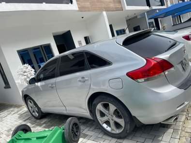 A picture of 2010 Toyota venza fullest option with double Panoramic Thumb start