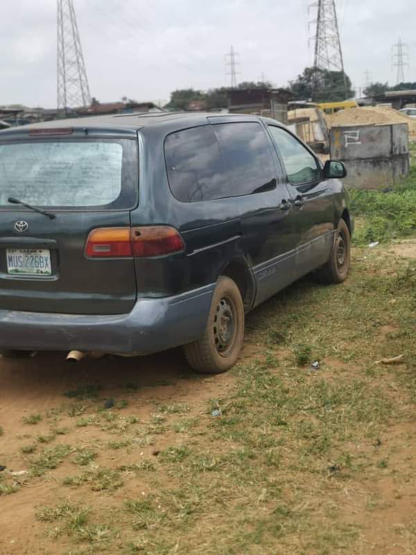 A picture of Toyota sienna Engine 100 Gear 100 Fix no battery Going