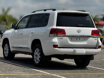 A picture of Land cruiser VXR