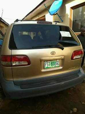 A picture of Toyota sienna 2000 model available for sale Tokunbo standard Everything