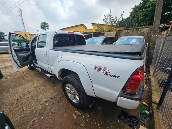 A picture of 2007 White tokunbo Tacoma new model