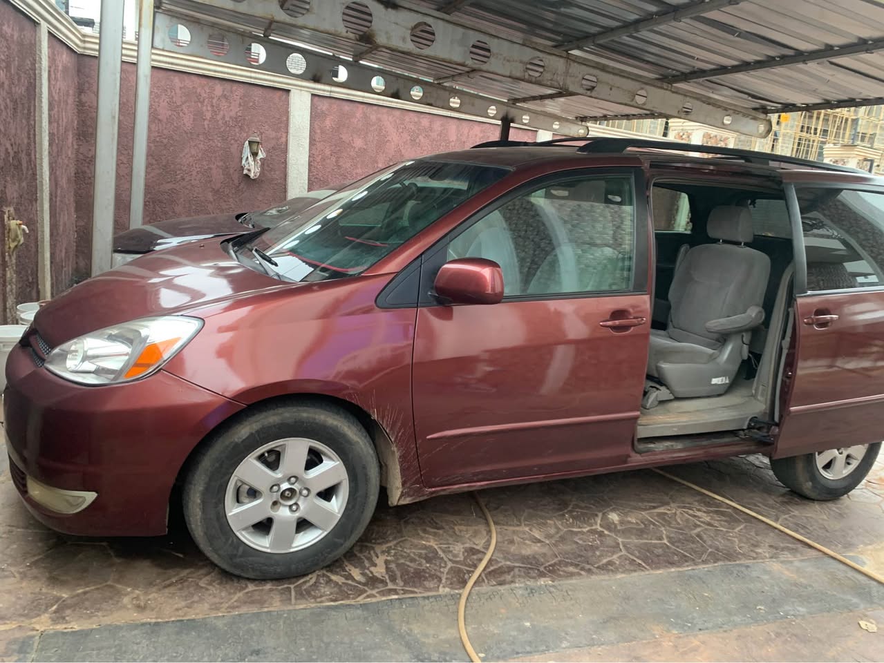 A picture of Toyota sienna