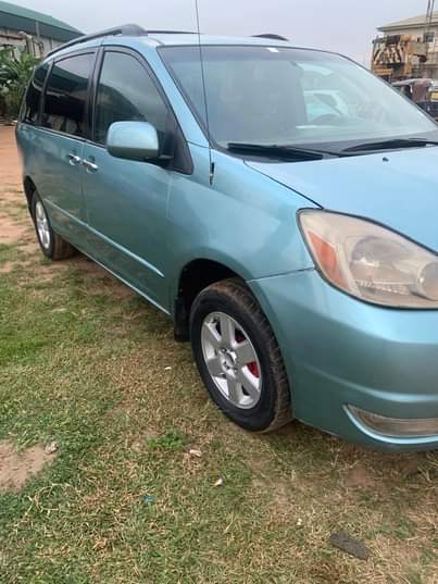 A picture of RIGHTY FROM OWNERS HOUSE Briefly used Toyota Sienna 2006LE 2022