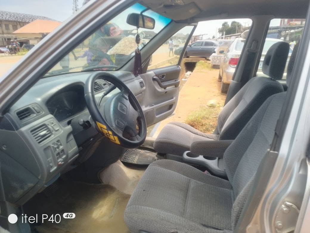 A picture of Honda CR V 2000 Clean Register