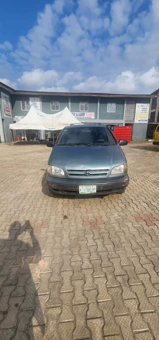 A picture of Toyota Sienna 2000 model 09035437706