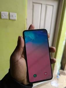 A picture of samsung s10e GB128