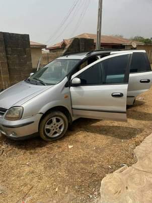 A picture of 2006 Nissan Tino Car Bus