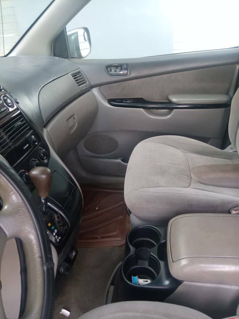 A picture of Toyota Sienna 06