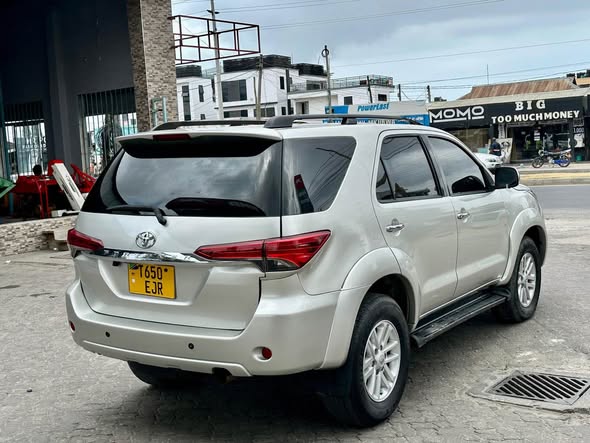 A picture of TOYOTA FORTUNER 0714058883