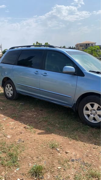 A picture of 2005 Toyota Sienna XLE