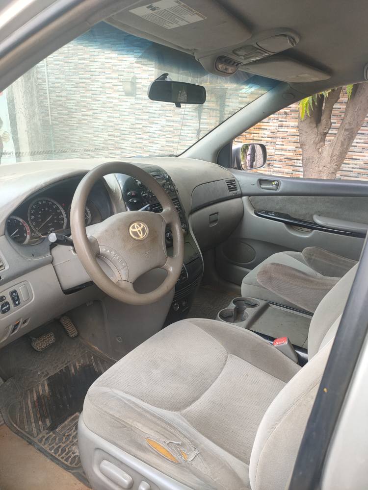 A picture of URGENT SALE TOYOTA SIENNA 2005 DIRECT