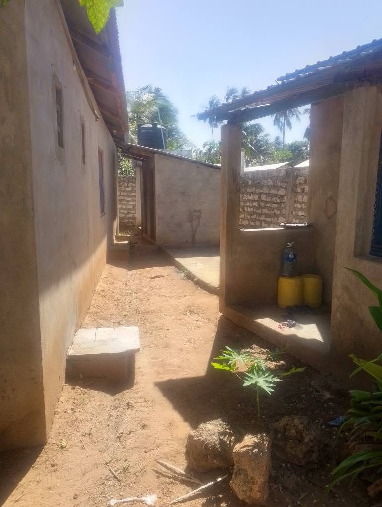 A picture of 1 bedroom house with shop and guest room