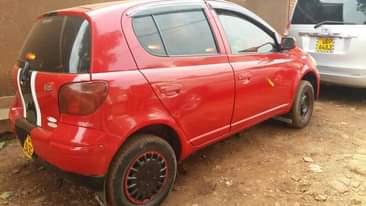 A picture of 2000 Toyota Vitz Suv