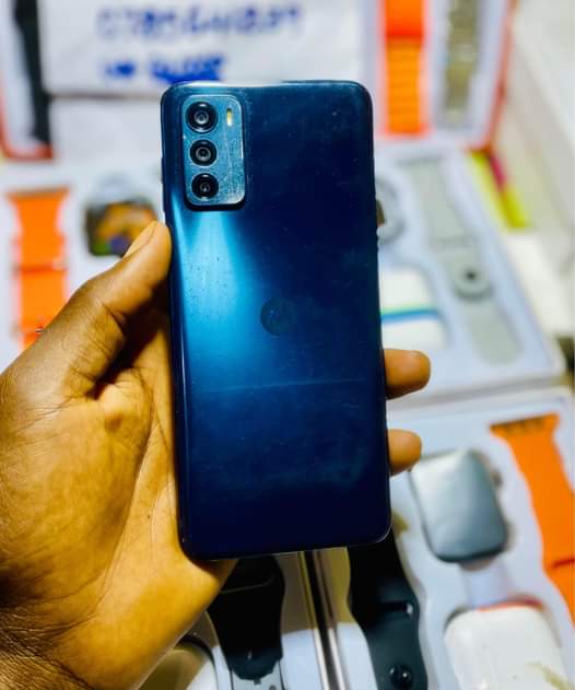 A picture of Motorola G42 64G 4Gram invisible crack at 160K