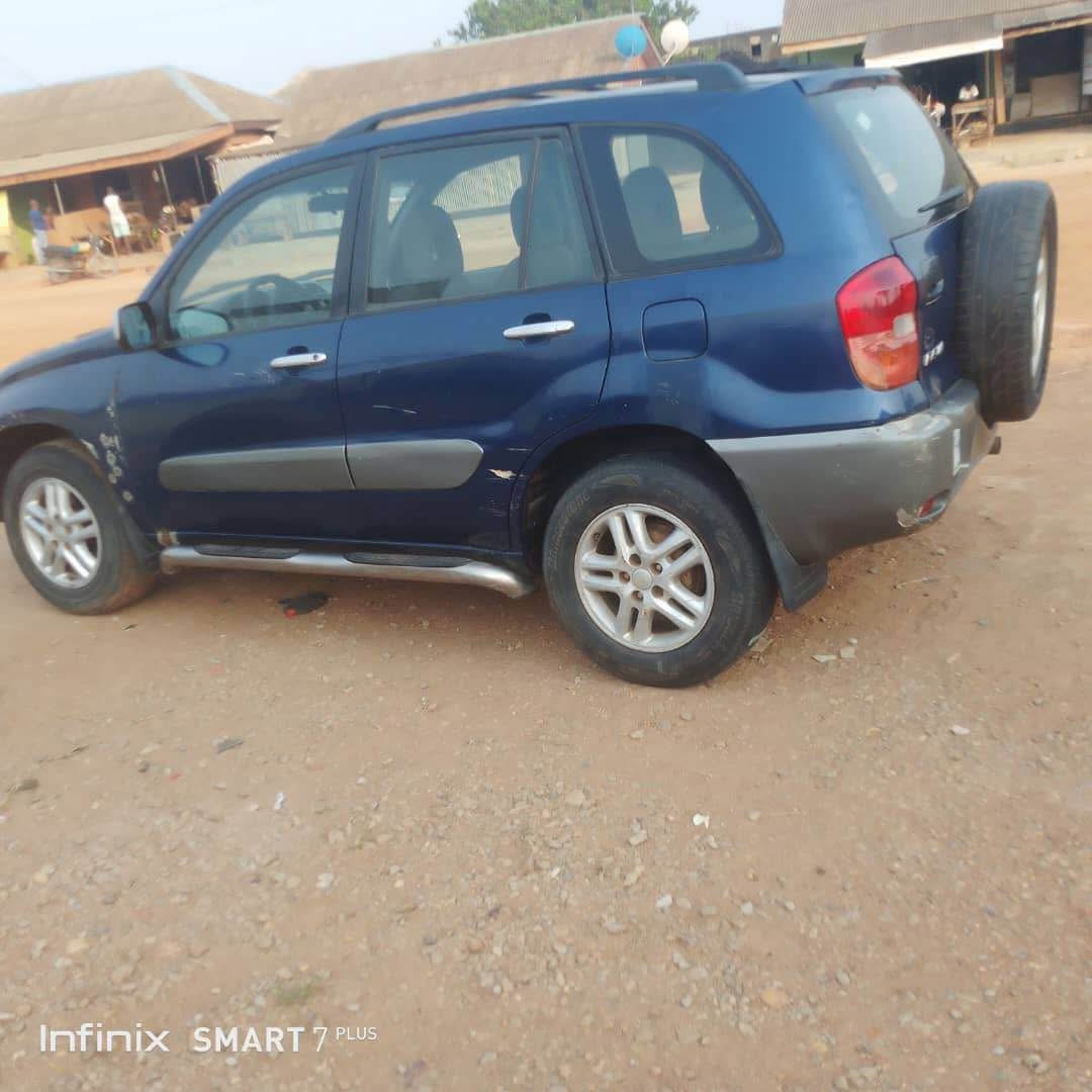 A picture of 2005 TOYOTA RAV4 First Body