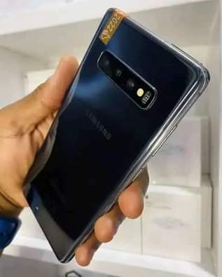 A picture of garaxy s10 plus