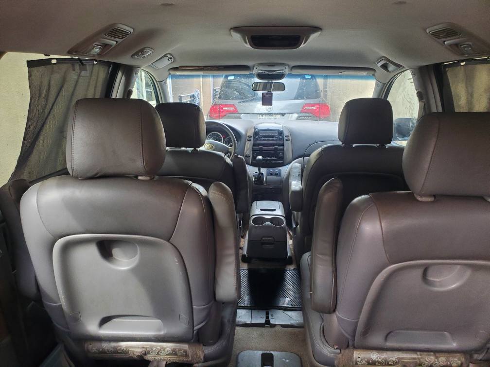A picture of Toyota sienna painted on 1st body