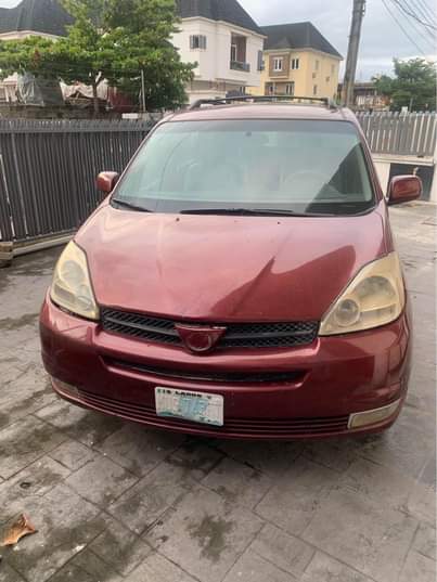 A picture of Toyota Sienna 2005 model 08067746090 