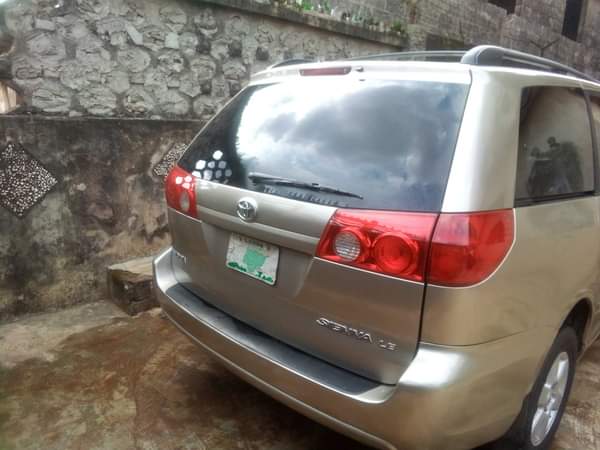 A picture of Toyota Sienna 07 Buy and drive Location Ota Price 5