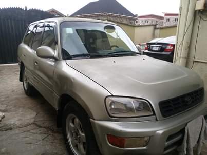 A picture of Toyota Rav 4 2000 model working perfectly engine gear and