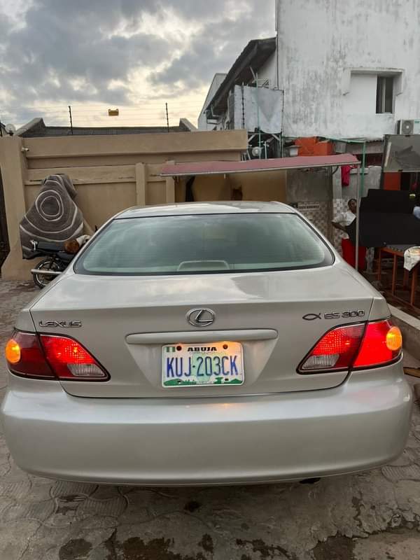 A picture of Neatly used 2004 Lexus ES300 Comes with curtain shield control