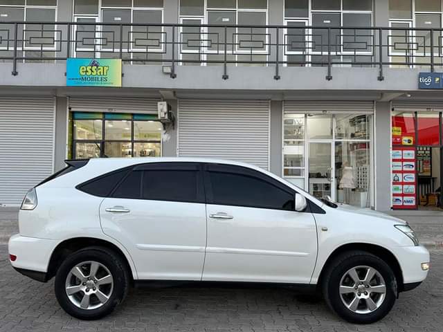 A picture of Toyota Harrier pearl white