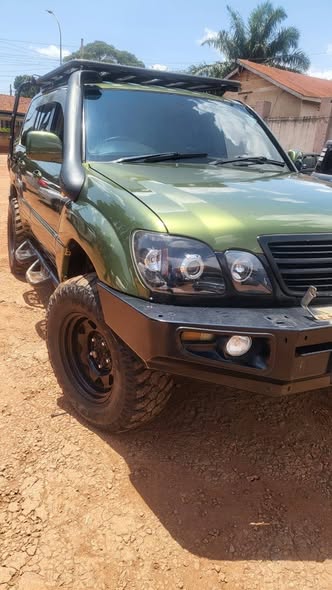 A picture of 2013 Toyota land cruiser