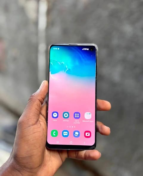 A picture of Samsung S10 gb 128 ram 8 Bei 225 000 0796056279