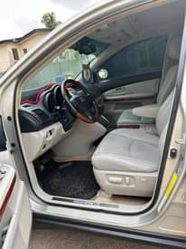 A picture of Lexus RX 330
