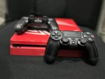 A picture of Ps4 slim 1TB 2controllers 20games inside