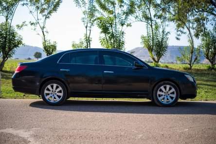 A picture of Very sharp Toyota Avalon with nothing to fix everywhere soft