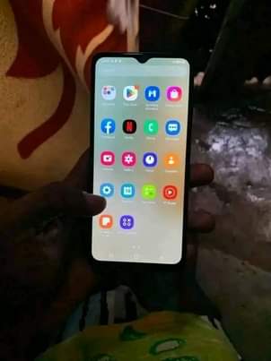 A picture of Samsung a12 internal 64gb ram 4 haina kipengele imenyooka nicheck