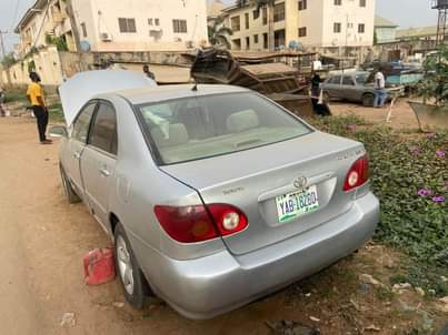 A picture of TOYOTA COROLLA LE 2004