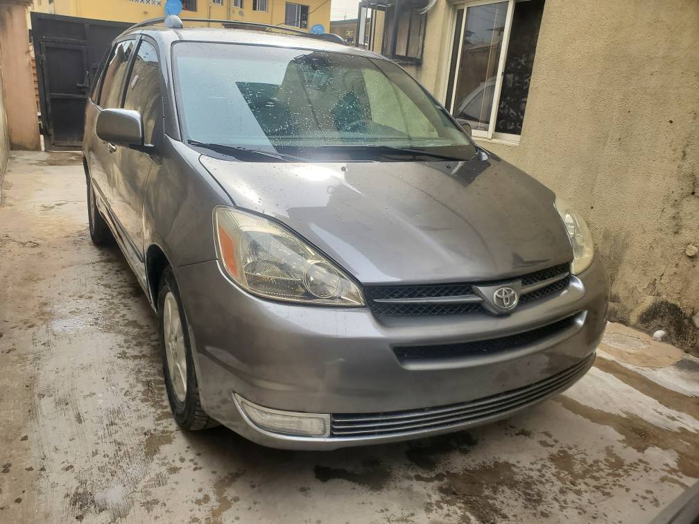 A picture of Used toyota sienna xle