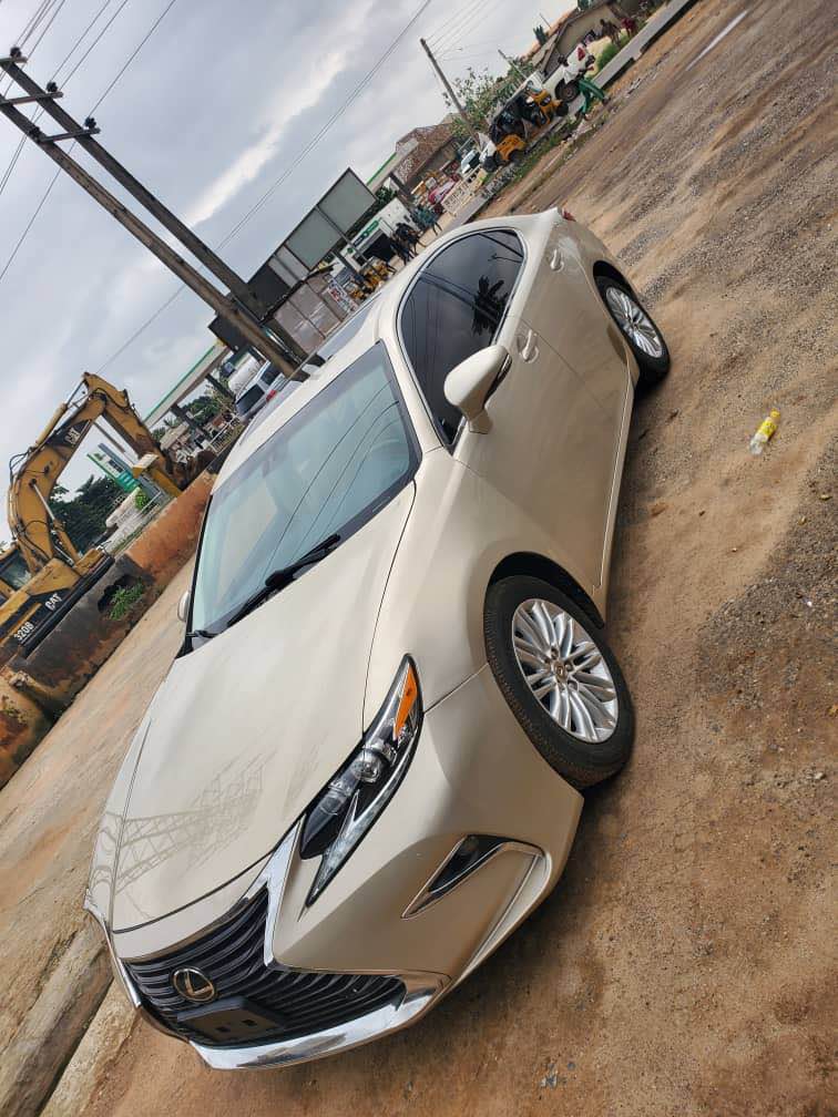 A picture of Toks 2013 2014 Lexus Es350 going for 24m very neat
