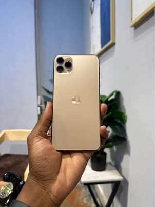 A picture of Iphone 11 pro max 64gb Battery health 96 Ttfaceid Very