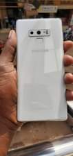 A picture of Samsung note 9 cracked