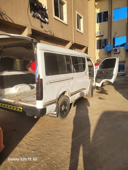 A picture of Toyota bus Hummer 2