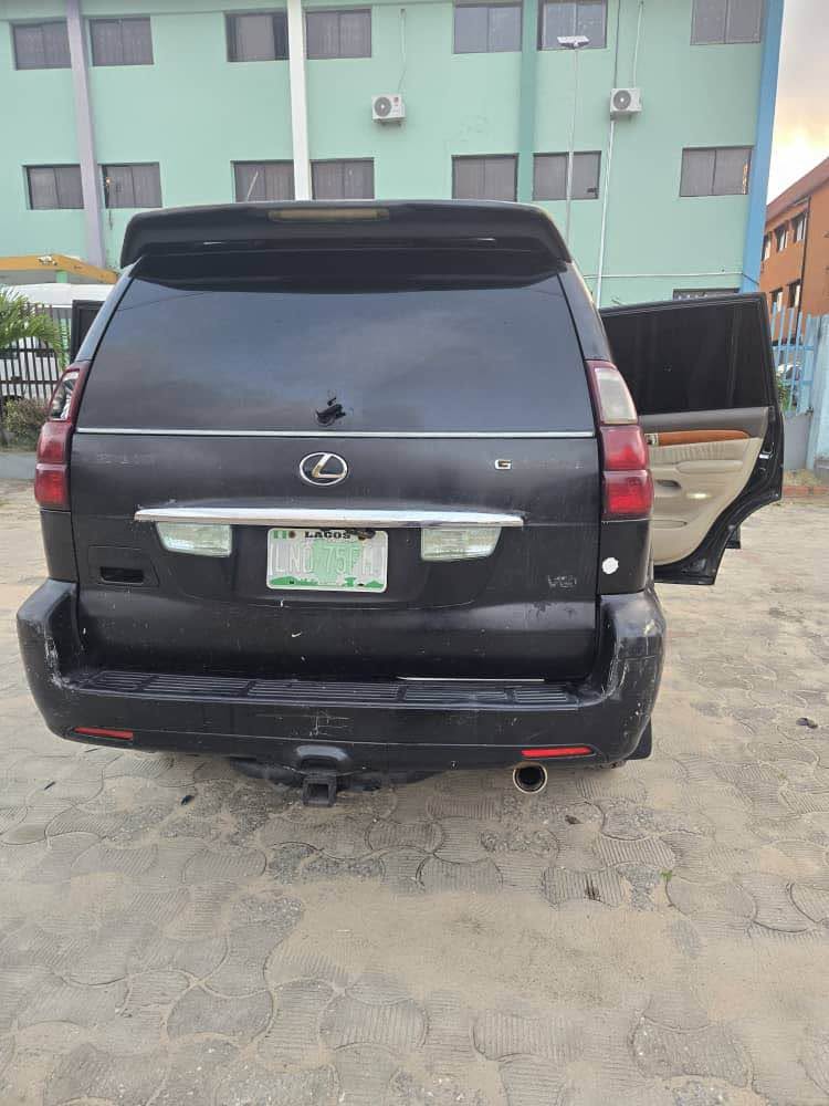 A picture of Neatly used 05 Lexus 470