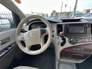 A picture of Toyota Sienna 2014 XLE
